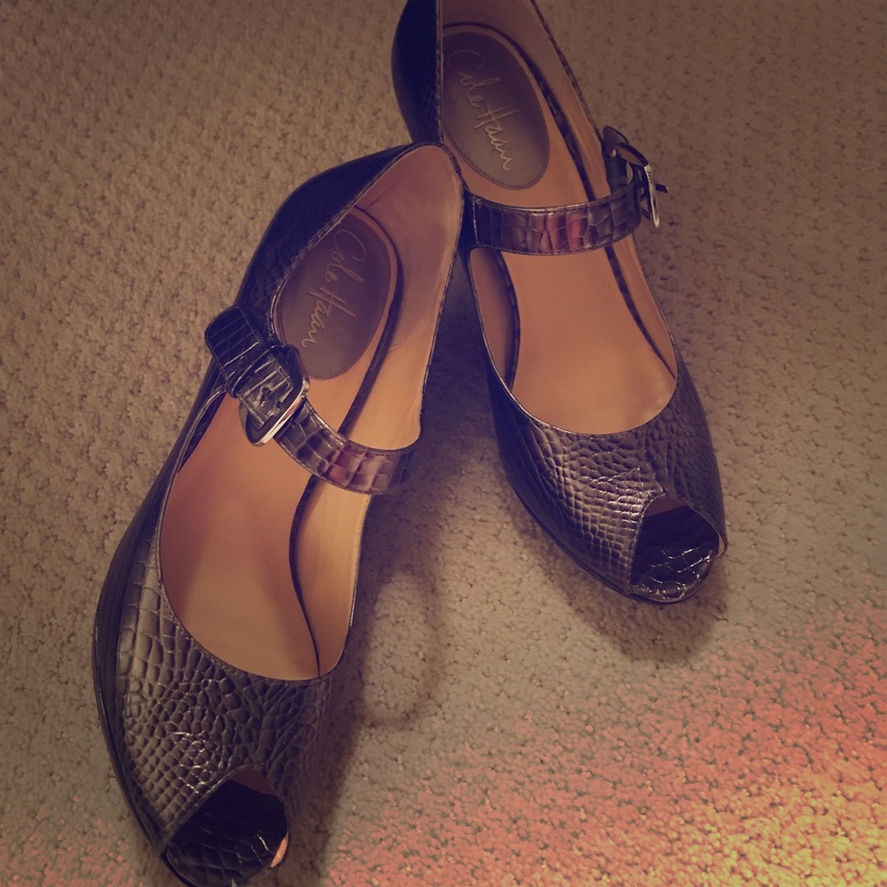 Dressy gold/bronze metallic wedges